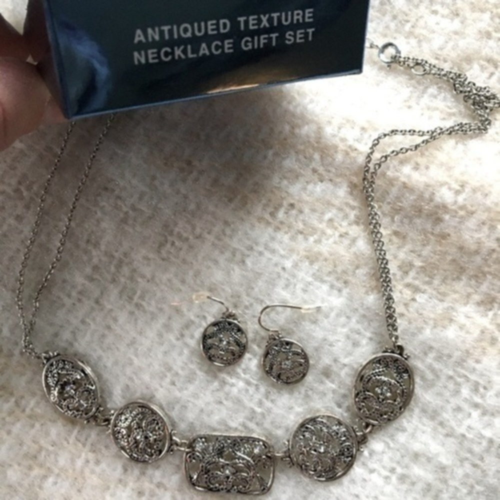 Avon Vintage Antique Texture Necklace Earrings Set - Picture 4 of 5
